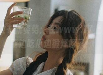 发布新姿势：在www.17上，竟然能边吃瓜边锻炼脖子！
