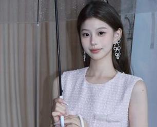 就爱在网页上刷新17c吃瓜，你能猜到我此刻的感受吗？满是期待的趴着。