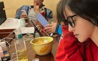 观看“一起吃瓜”，顺手将网盘里的瓜刮破了皮