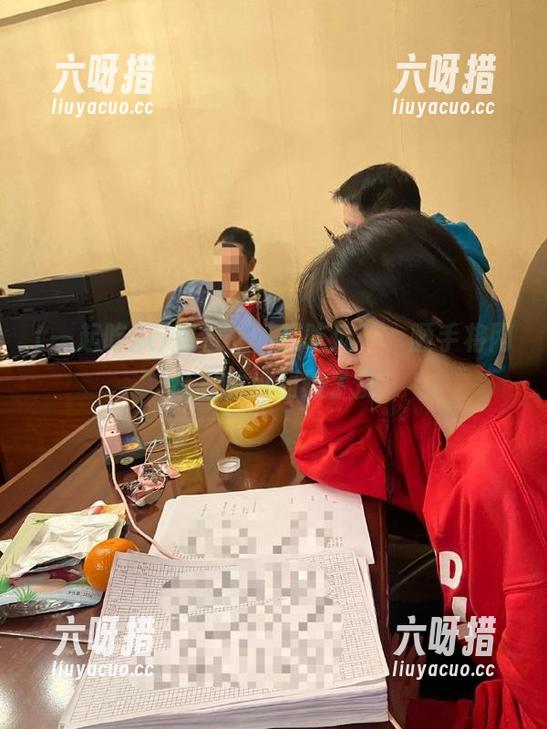 一起吃瓜 观看“一起吃瓜”,顺手将网盘里的瓜刮破了皮