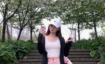 在吾爱吃瓜网51上，网页爆料就像每一颗糖果，甜滋滋的吸引我！