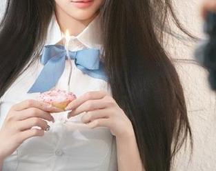 黑料不打样，那个传送门里藏着她的破碎梦想？