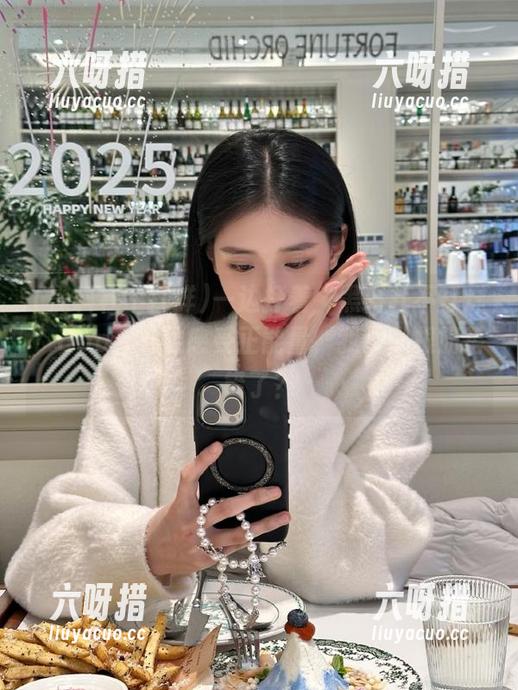 一边打着“黑料社不打烊”app，一边感受正能量，我是哪根筋搭错了？